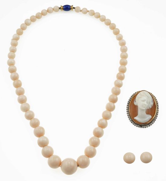 Lotto composto da una collana in corallo, un cammeo su conchiglia ed un paio di orecchini  - Asta Fine Jewels - Associazione Nazionale - Case d'Asta italiane