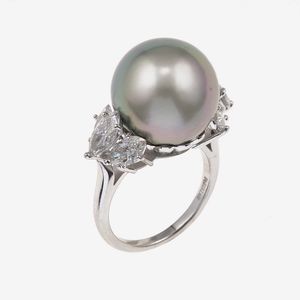 Pederzani. Anello con perla Tahiti e diamanti  - Asta Fine Jewels - Associazione Nazionale - Case d'Asta italiane