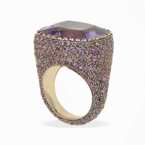 Michele Della Valle. Anello con kunzite di ct 30.11 e corindoni rosa  - Asta Fine Jewels - Associazione Nazionale - Case d'Asta italiane