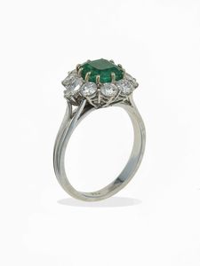 Anello con smeraldo Colombia di ct 2.20 circa e diamanti a contorno  - Asta Fine Jewels - Associazione Nazionale - Case d'Asta italiane