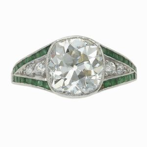 Anello con diamante taglio cuscino di ct 3.00 circa e piccoli smeraldi  - Asta Fine Jewels - Associazione Nazionale - Case d'Asta italiane
