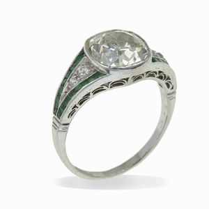 Anello con diamante taglio cuscino di ct 3.00 circa e piccoli smeraldi  - Asta Fine Jewels - Associazione Nazionale - Case d'Asta italiane