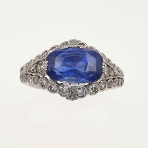 Anello con zaffiro Sri Lanka di ct 4.80 stimati, nessuna indicazione di trattamento termico  - Asta Fine Jewels - Associazione Nazionale - Case d'Asta italiane