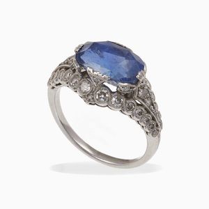 Anello con zaffiro Sri Lanka di ct 4.80 stimati, nessuna indicazione di trattamento termico  - Asta Fine Jewels - Associazione Nazionale - Case d'Asta italiane