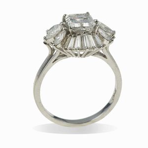 Anello con diamante taglio smeraldo di ct 1.61, colore D, caratteristiche interne VS1, fluorescenza nulla  - Asta Fine Jewels - Associazione Nazionale - Case d'Asta italiane