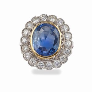 Anello con zaffiro Sri Lanka di ct 7.50 circa e diamanti a contorno  - Asta Fine Jewels - Associazione Nazionale - Case d'Asta italiane