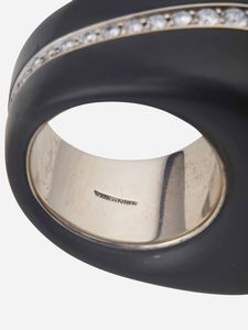 Vhernier. Anello in jet, corallo e diamanti  - Asta Fine Jewels - Associazione Nazionale - Case d'Asta italiane