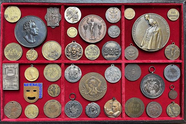 TEATRO. Lotto di circa 40 medaglie, gettoni e distintivi.  - Asta Numismatica - Associazione Nazionale - Case d'Asta italiane