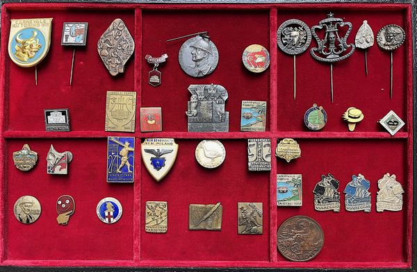 Lotto di 36 spille e distintivi.  - Asta Numismatica - Associazione Nazionale - Case d'Asta italiane
