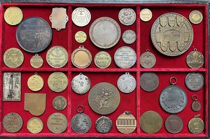 TEATRO. Lotto di circa 40 medaglie, gettoni e distintivi.  - Asta Numismatica - Associazione Nazionale - Case d'Asta italiane