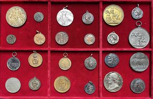 Lotto di circa 45 medaglie, gettoni e distintivi.  - Asta Numismatica - Associazione Nazionale - Case d'Asta italiane