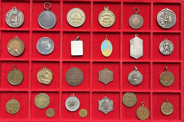 CARNEVALE. Lotto di 27 medaglie e gettoni.  - Asta Numismatica | Rinascimento - Associazione Nazionale - Case d'Asta italiane