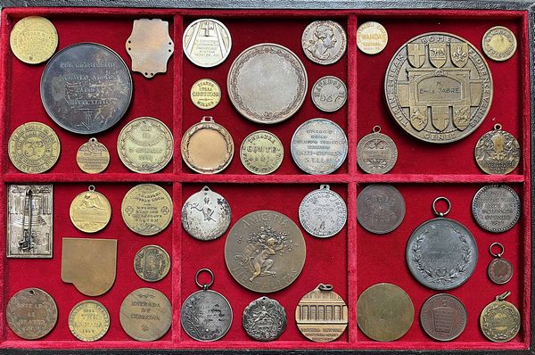 TEATRO. Lotto di circa 40 medaglie, gettoni e distintivi.  - Asta Numismatica | Rinascimento - Associazione Nazionale - Case d'Asta italiane