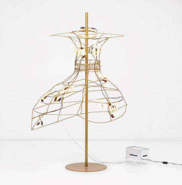Alê Jordão : Scultura Luminosa della serie Neon Dresses  - Asta Design Properties - Associazione Nazionale - Case d'Asta italiane