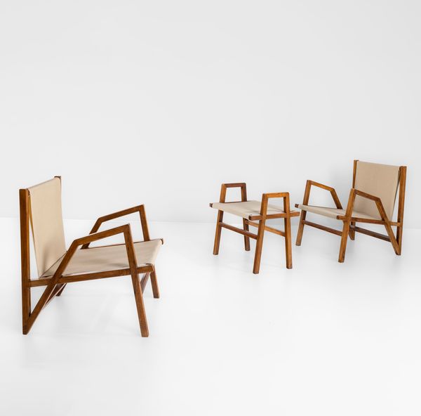 Due poltrone e poggiapiedi  - Asta Design Properties - Associazione Nazionale - Case d'Asta italiane