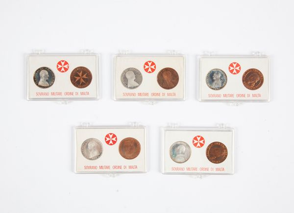 Lotto di 5 dittici 9 Tar e 10 Grani 1975, 1976, 1977, 1979 e 1980 Sovrano Militare Ordine di Malta  - Asta Numismatica: Monete, Medaglie e Carta Moneta - Associazione Nazionale - Case d'Asta italiane