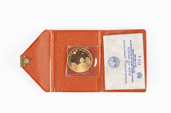 Medaglia commemorativa in oro 900/000 Allunaggio Apollo 11 1969  - Asta Numismatica: Monete, Medaglie e Carta Moneta - Associazione Nazionale - Case d'Asta italiane