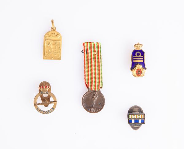 Lotto: Regno d'Italia 1 distintivo e 2 mostrine da bavero in metallo e metallo dorato della Marina Militare Italiana; Medaglia Commemorativa mignon con nastrino della Prima Guerra Mondiale - Repubblica Italiana 1 medaglietta in metallo dorato della Marina Militare con Santa Barbara.  - Asta Numismatica: Monete, Medaglie e Carta Moneta - Associazione Nazionale - Case d'Asta italiane