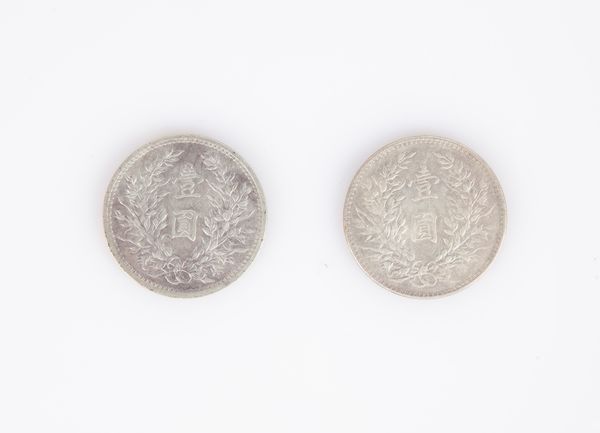 2 monete da 1 Dollaro Anno 3 (1914) Repubblica di Cina  - Asta Numismatica: Monete, Medaglie e Carta Moneta - Associazione Nazionale - Case d'Asta italiane