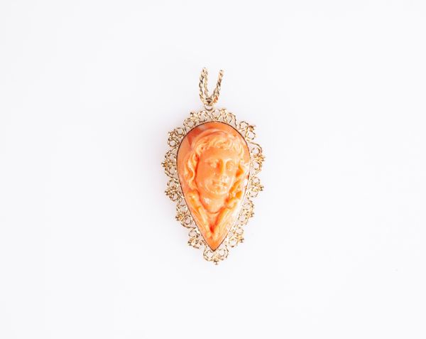 Pendente in oro e cammeo in corallo  - Asta Fine Jewels and Watches - Associazione Nazionale - Case d'Asta italiane