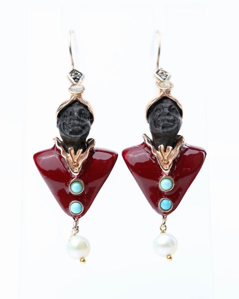 Coppia di orecchini, moretto in oro, argento, smalto, turchese e perla.  - Asta Fine Jewels and Watches - Associazione Nazionale - Case d'Asta italiane