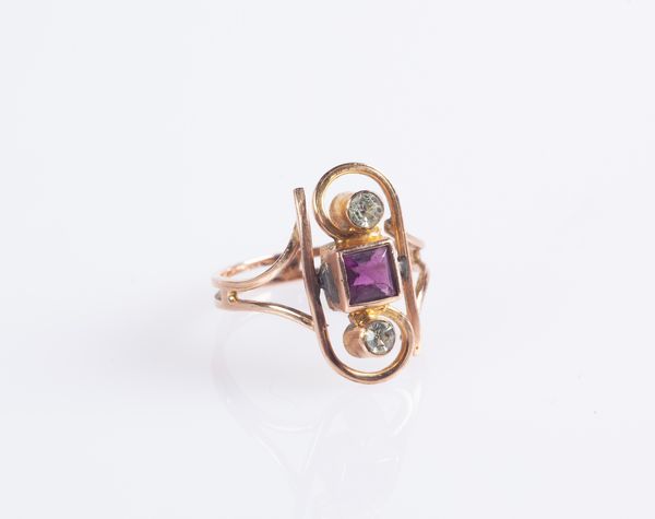 Anello borbonico in oro e tre pietre di sintesi  - Asta Fine Jewels and Watches - Associazione Nazionale - Case d'Asta italiane