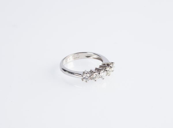 Anello a riviera in oro e brillanti  - Asta Fine Jewels and Watches - Associazione Nazionale - Case d'Asta italiane