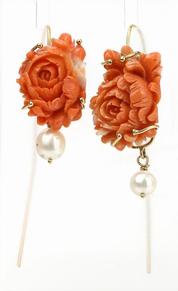 Coppia di orecchini a fiore in oro, corallo e perle  - Asta Fine Jewels and Watches - Associazione Nazionale - Case d'Asta italiane