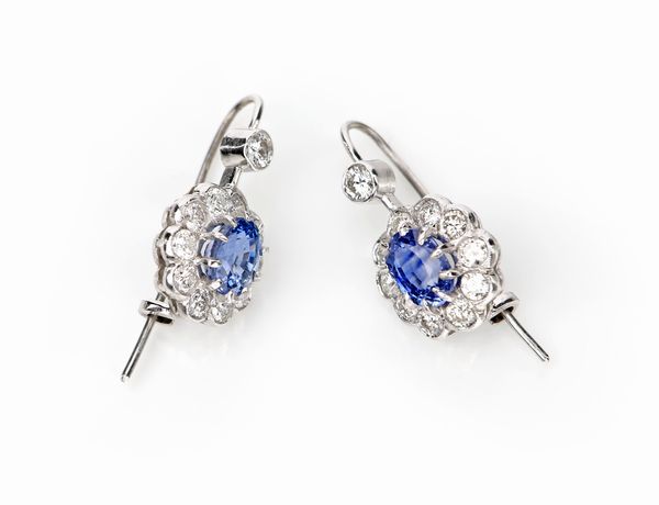 Coppia di orecchini in oro, zaffiri e brillanti  - Asta Fine Jewels and Watches - Associazione Nazionale - Case d'Asta italiane