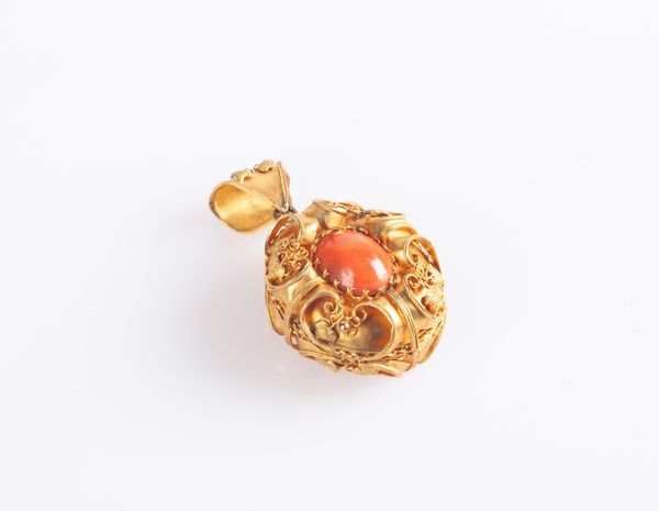 Portaritratti antico in oro, corallo e commesso fiorentino  - Asta Fine Jewels and Watches - Associazione Nazionale - Case d'Asta italiane