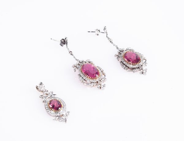 Parure liberty di pendente e orecchini in oro diamanti e tormaline.  - Asta Fine Jewels and Watches - Associazione Nazionale - Case d'Asta italiane