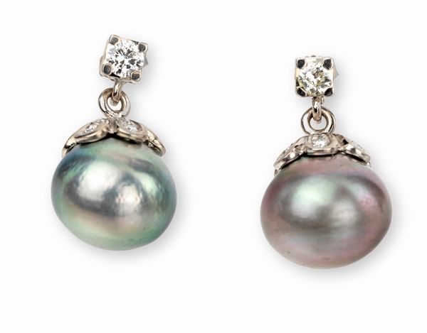 Coppia di orecchini in oro, brillanti e perle Tahiti  - Asta Fine Jewels and Watches - Associazione Nazionale - Case d'Asta italiane