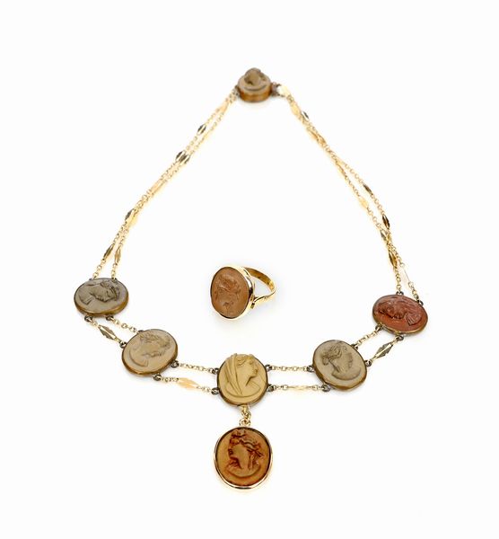 Parure girocollo ed anello in oro, metallo e pietra lavica.  - Asta Fine Jewels and Watches - Associazione Nazionale - Case d'Asta italiane