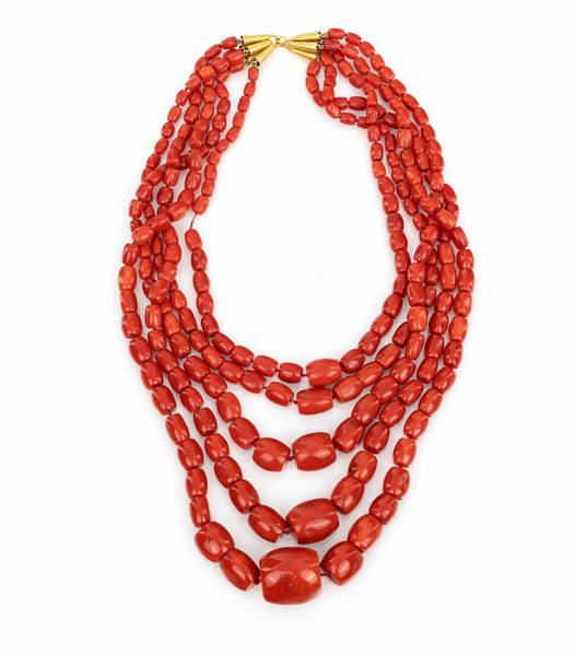 Collana in corallo a cinque fili di barilotti a diversa misura con fermezza in oro giallo  - Asta Fine Jewels and Watches - Associazione Nazionale - Case d'Asta italiane