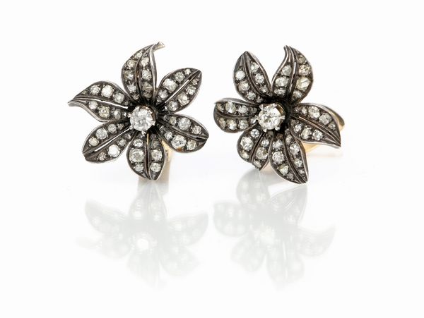 Coppia di orecchini antichi in oro, argento e diamanti  - Asta Fine Jewels and Watches - Associazione Nazionale - Case d'Asta italiane