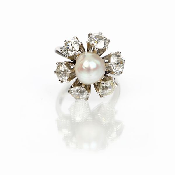 Anello con perla naturale e diamanti.  - Asta Fine Jewels and Watches - Associazione Nazionale - Case d'Asta italiane