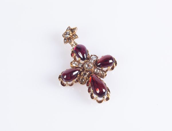Pendente antico a croce in oro, diamanti e granati  - Asta Fine Jewels and Watches - Associazione Nazionale - Case d'Asta italiane