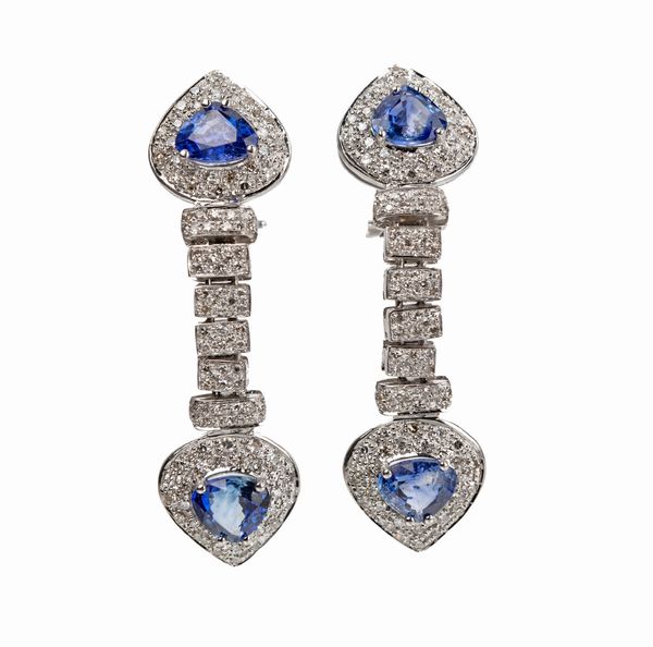 Coppia di orecchini in oro brillanti e zaffiri  - Asta Fine Jewels and Watches - Associazione Nazionale - Case d'Asta italiane