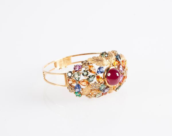 Bracciale rigido in oro, rubino,zaffiri e brillanti  - Asta Fine Jewels and Watches - Associazione Nazionale - Case d'Asta italiane