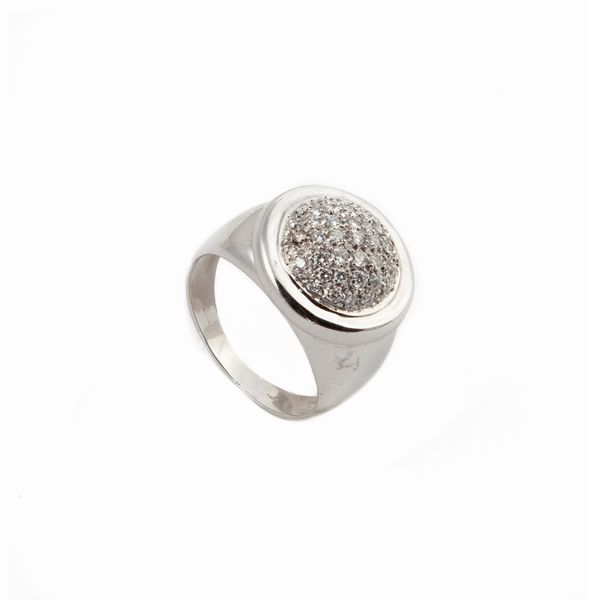 Anello chevalier in oro e pav� di diamanti  - Asta Fine Jewels and Watches - Associazione Nazionale - Case d'Asta italiane