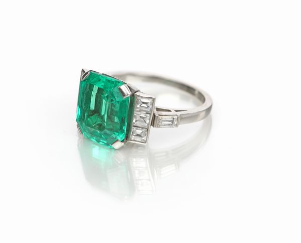 Anello in oro smeraldo e diamanti in taglio carr  - Asta Fine Jewels and Watches - Associazione Nazionale - Case d'Asta italiane