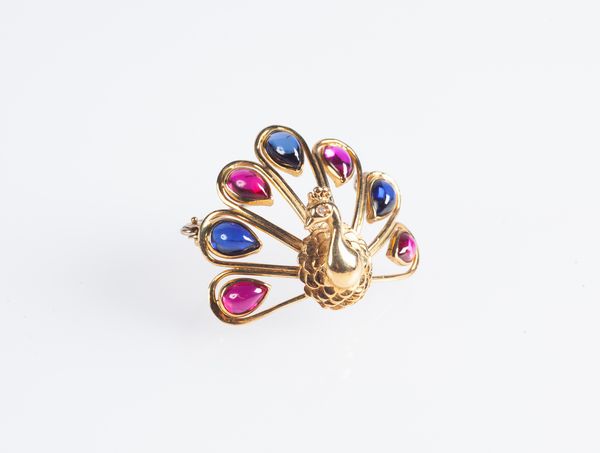 Spilla a pavone in oro e pietre blu e rosse  - Asta Fine Jewels and Watches - Associazione Nazionale - Case d'Asta italiane