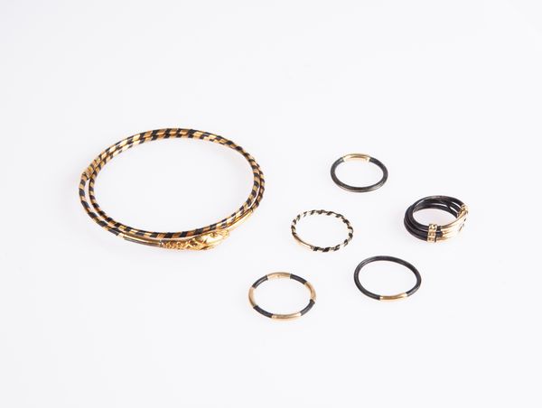 Parure di bracciale a serpenti e fedi in oro e caucci  - Asta Fine Jewels and Watches - Associazione Nazionale - Case d'Asta italiane