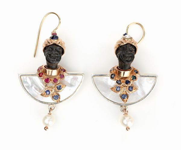 Coppia di orecchini moretto in oro madreperla , argento, rubini e zaffiri  - Asta Fine Jewels and Watches - Associazione Nazionale - Case d'Asta italiane