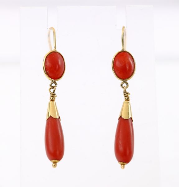 Coppia di orecchini in oro e corallo rosso  - Asta Fine Jewels and Watches - Associazione Nazionale - Case d'Asta italiane