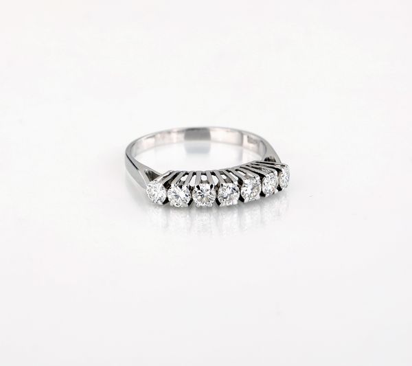 Anello a riviera in oro e brillanti  - Asta Fine Jewels and Watches - Associazione Nazionale - Case d'Asta italiane