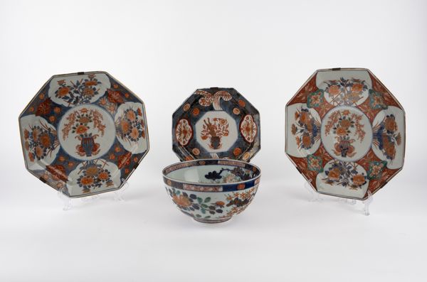 Tre piatti di forma ottagonale e una ciotola a decoro Imari. Giappone, periodo Meiji (1868-1912)  - Asta Arte orientale - Associazione Nazionale - Case d'Asta italiane