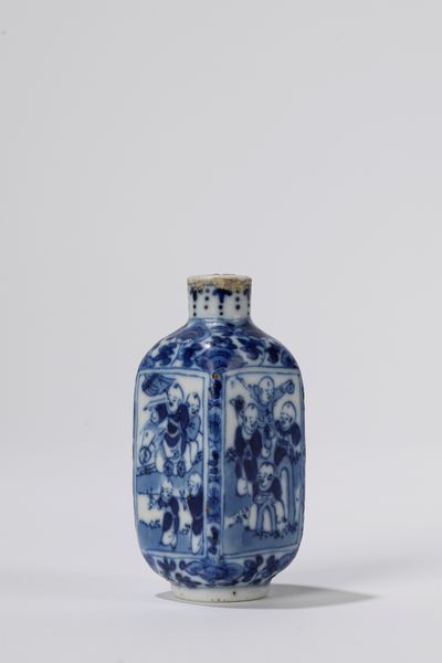 Snuff bottle in porcellana bianca e blu. Cina, secolo XIX  - Asta Arte orientale - Associazione Nazionale - Case d'Asta italiane