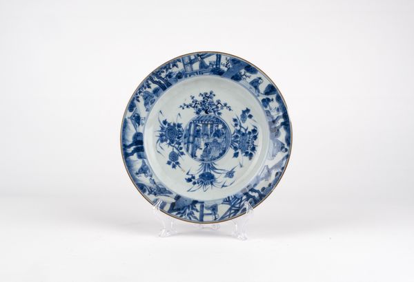 Piatto in porcellana bianca e blu. Cina, secolo XVIII  - Asta Arte orientale - Associazione Nazionale - Case d'Asta italiane