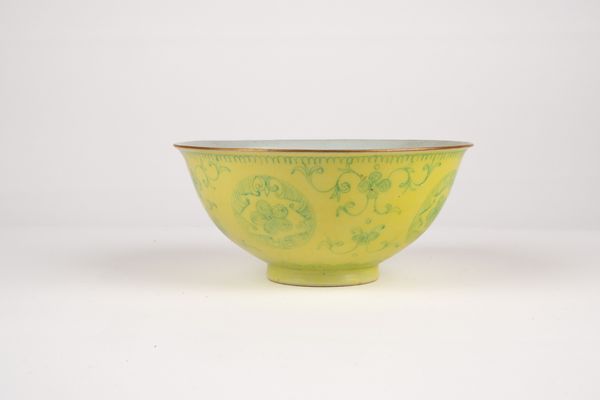 Ciotola in porcellana a fondo giallo acido decorata in verde. Cina, secolo XIX  - Asta Arte orientale - Associazione Nazionale - Case d'Asta italiane